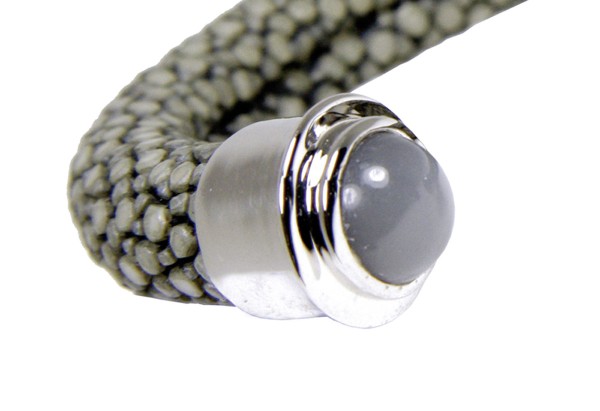 Anpassbarer Armreif TANGO aus Rochenleder grau mit Silberkappen und grauen Mondsteinen @a-cuckoo-moment.