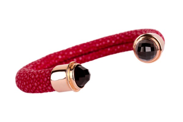 Stingray bangle rosso with silvercab with garnet cabochon facet, silver gold plated @a-cuckoo-moment