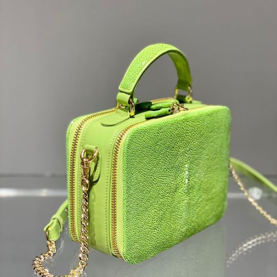 Kleine Koffertasche KYLIE aus Rochenleder spring green von der Seite @a-cuckoo-momet