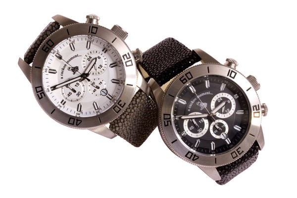 Chronograph watch made of silver steel with white clock face stingray watchband in grey & black @a-cuckoo-moment 