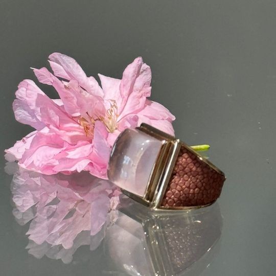 Cube Eing with rose quartz and stingray leather in the colour vieux rose @a-cuckoo-moment
