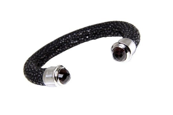 Stingray bracelet black with silvercaps and facettet onix gemstone