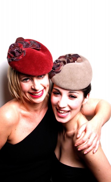 Lia mit Freundin und SALLY couture Hüten @a-cuckoo-moment
