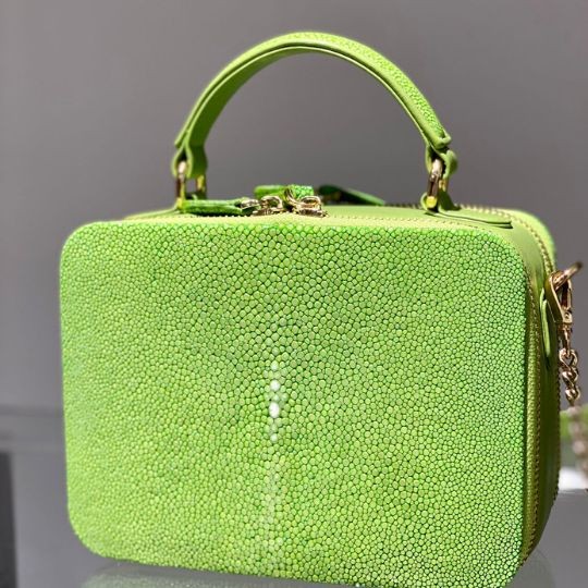 Kleine Koffertasche KYLIE aus Rochenleder spring green von vorne @a-cuckoo-momet