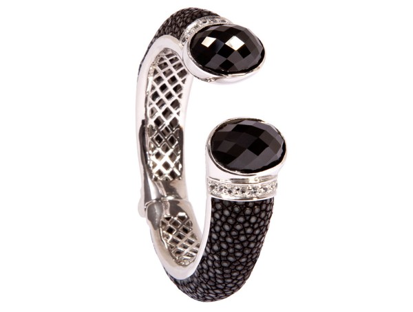 BOLERO Bangle with facettet Onix, 18 topazes and stingray leather black @a-cuckoo-moment