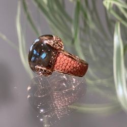 Cocktail ring Manhattan with smoky quartz and stingray leather in vieux rose @a-cuckoo-moment.